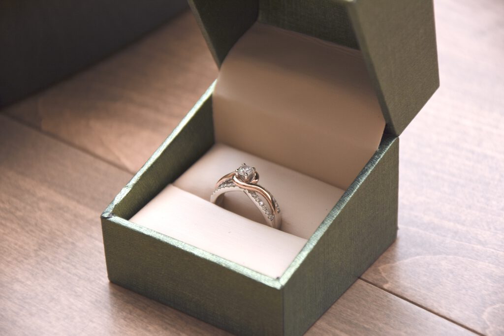 Wyjątkowy pierścionek zaręczynowy białe złoto